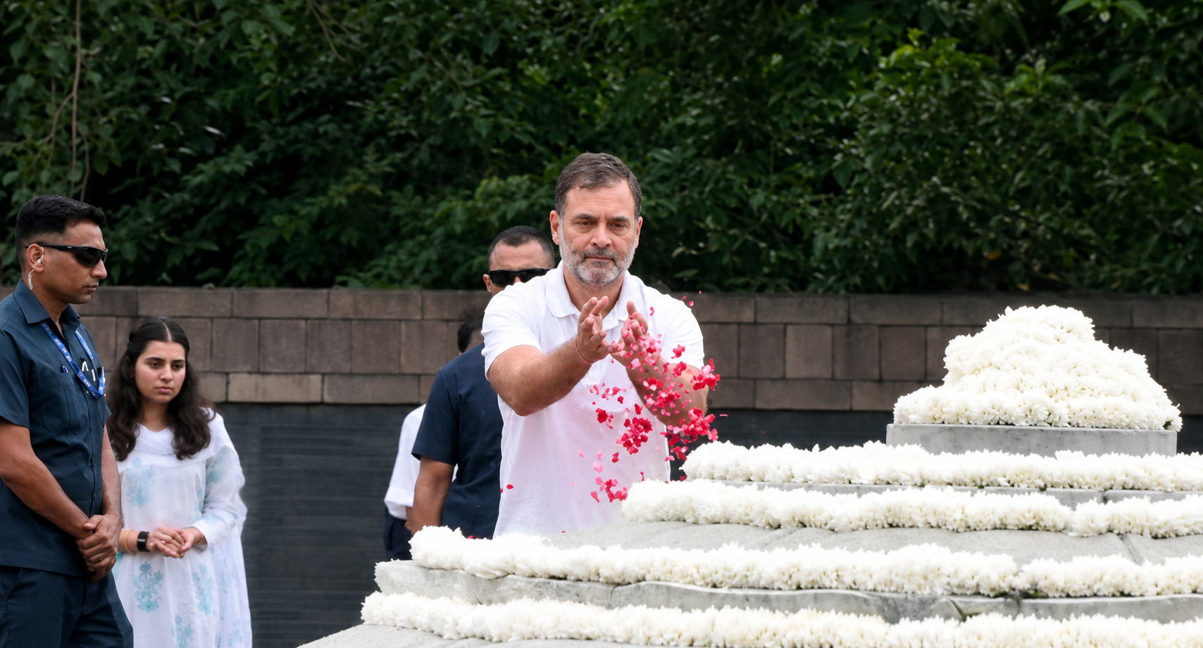 Rahul Gandhi Pays Tribute to Rajiv Gandhi at Veer Bhumi