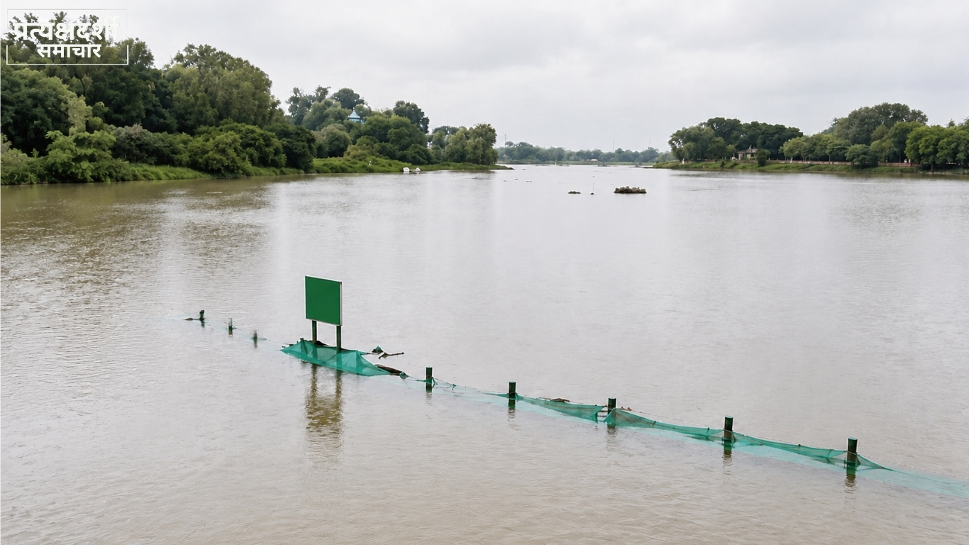 lucknow-flood-waterlogged-fields-village-road.jpg 