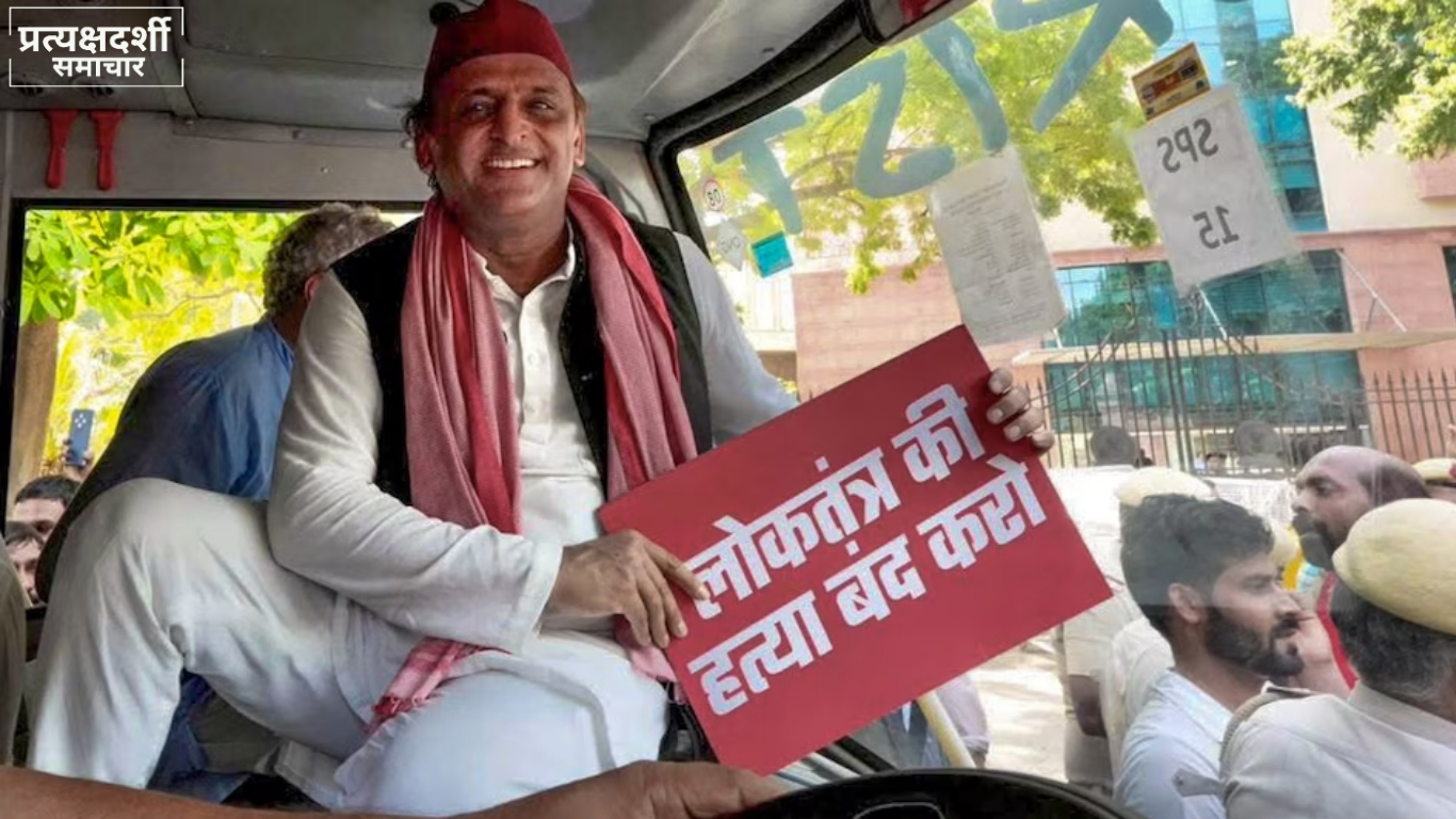 akhilesh-yadav-102-fever-rahul-gandhi-delhi-protest.jpg 