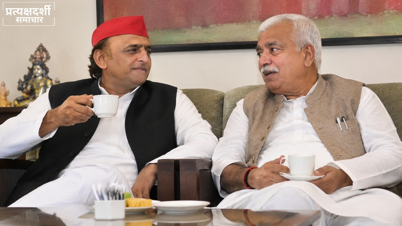 rakesh-sachan-akhilesh-yadav-viral-meeting-photo-2026.jpg (2) 