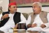 एक तस्वीर, कई सवाल: अखिलेश यादव के साथ दिखे योगी सरकार के मंत्री राकेश सचान, बोले—‘साथ बैठकर चाय-कॉफी पी’