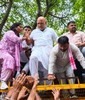 बारिश में बैरिकेडिंग पर चढ़े अजय राय, पुलिस ने हिरासत में लिया; CEC ज्ञानेश कुमार के खिलाफ कांग्रेस का प्रदर्शन