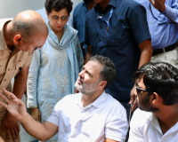 Pellet Gun Row: राहुल गांधी के धरने के बाद साहिल की शिकायत पर FIR, अज्ञात लोगों पर केस; प्रियंका भी पहुंचीं थाने