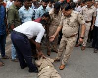 ‘वर्दी का सम्मान करो’ कहते-कहते बीच सड़क लेट गया PRD जवान! कन्नौज में VIDEO वायरल, मेडिकल के बाद होगा एक्शन