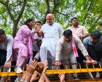 बारिश में बैरिकेडिंग पर चढ़े अजय राय, पुलिस ने हिरासत में लिया; CEC ज्ञानेश कुमार के खिलाफ कांग्रेस का प्रदर्शन