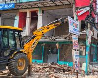 मेरठ सेंट्रल मार्केट में चला बुलडोजर, सुप्रीम कोर्ट के आदेश पर ध्वस्तीकरण; भारी फोर्स तैनात
