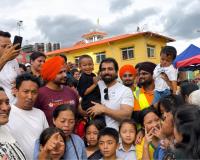 नेपाल बाढ़ पीड़ितों के बीच पहुंचे सोनू सूद, खाना-कंबल बांटकर बोले—उजड़ी जिंदगी फिर बसाएंगे
