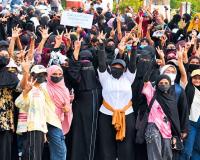 AMU में 17 दिन से छात्रों का धरना, 8 साल से चुनाव नहीं; रात में छात्राओं ने किया प्रदर्शन