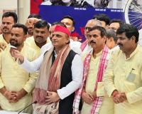 बृजभूषण के करीबी भवानी भीख शुक्ला 5 बेटों संग सपा में, गोंडा में क्यों चर्चा में आया यह फैसला?