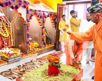 दशहरे पर बुलेटप्रूफ रथ में निकले CM योगी, गोरखपुर में भव्य शोभायात्रा; जानिए क्या है खास परंपरा