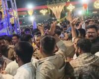 UP Politics: रामलीला मंच बना सियासी अखाड़ा! BJP विधायक और पूर्व विधायक के बेटे के समर्थक भिड़े, पुलिस से भी धक्का-मुक्की