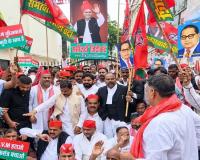 लखनऊ में सपा-कांग्रेस का प्रदर्शन, ज्ञानेश कुमार के इस्तीफे की मांग; पुलिस से नोकझोंक