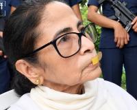 मुंह पर बैंड-ऐड लगाकर धरने पर बैठीं ममता बनर्जी, दिल्ली पुलिस ने हिरासत में लिया