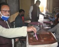 UP MLC Election 2026: वोटिंग के बीच BJP-सपा कार्यकर्ताओं में धक्का-मुक्की! मुजफ्फरनगर से गोरखपुर तक विवाद, पुलिस ने संभाला मोर्चा