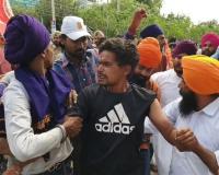 पंजाब बंद के बीच 'नशीले कैप्सूल' बेचने का आरोप, फरीदकोट में युवक पकड़ा; पुलिस से नोकझोंक