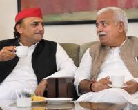 एक तस्वीर, कई सवाल: अखिलेश यादव के साथ दिखे योगी सरकार के मंत्री राकेश सचान, बोले—‘साथ बैठकर चाय-कॉफी पी’
