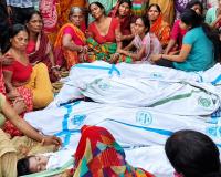 वैशाली नाव हादसा: 13 बच्चों की मौत, एक परिवार के 7 बच्चे नहीं लौटे; परिजनों से मिलकर रो पड़ीं DM वर्षा सिंह
