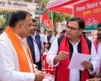 UP MLC Election: योगी के गढ़ में सपा प्रत्याशी के बूथ पर पहुंचे BJP के MLC! लगे अखिलेश यादव के नारे