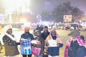 विधायक राजेश्वर सिंह के निर्देश पर आशियाना क्षेत्र में जरूरतमंदों को कंबल वितरण, चौराहों पर अलाव की व्यवस्था