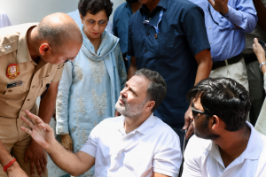 Pellet Gun Row: राहुल गांधी के धरने के बाद साहिल की शिकायत पर FIR, अज्ञात लोगों पर केस; प्रियंका भी पहुंचीं थाने