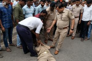 ‘वर्दी का सम्मान करो’ कहते-कहते बीच सड़क लेट गया PRD जवान! कन्नौज में VIDEO वायरल, मेडिकल के बाद होगा एक्शन