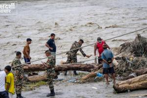 बाढ़ अपने साथ बहाकर लाई बैंक की तिजोरी! 92.68 लाख नेपाली रुपये निकालने के आरोप में 29 गिरफ्तार
