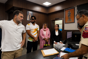 थाने में अमित शाह की तस्वीर देख राहुल गांधी ने पूछा—‘डिपार्टमेंट वही चलाते हैं क्या?’ वीडियो वायरल
