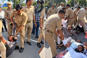 68500 शिक्षक भर्ती पर लखनऊ में उबाल, केशव मौर्य के आवास का घेराव; पुलिस से धक्का-मुक्की