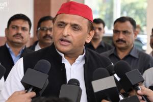 20 करोड़ का रथ? अखिलेश यादव बोले—दो-चार करोड़ कम भी दे दें, घर के बाहर खड़ा कर देंगे