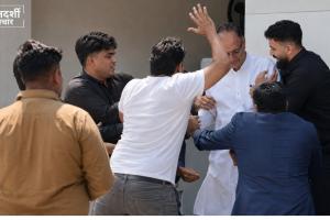 पहले मुंह मीठा कराया, फिर पूर्व IPS से मारपीट! बीकानेर में टिकट बंटवारे पर कांग्रेस की कलह सड़क पर