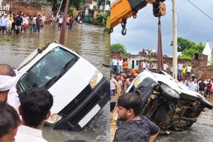 मंदिर दर्शन को निकला परिवार, रास्ते में पोखर में समाई ईको वैन; 3 बच्चों समेत 4 की मौत