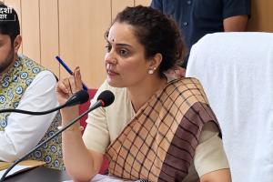 मंडी की दिशा समिति बैठक में अधिकारियों से मांगा खर्च का रिपोर्ट कार्ड; विकास कार्यों में देरी पर बोलीं—मुझसे भी अच्छी एक्टिंग कर लेते हैं अधिकारी