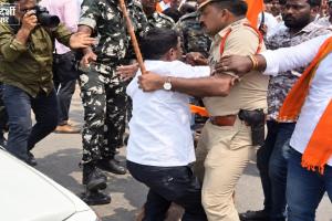 गणेश विसर्जन से पहले पानी पर बवाल, करीमनगर में BJP का प्रदर्शन; पुलिस ने कई कार्यकर्ताओं को हिरासत में लिया