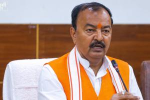 लाल टोपी के बाद सपा की ‘नीली ड्रेस’ पर छिड़ी सियासत, केशव मौर्य का हमला- ‘काली करतूतें नहीं छिपेंगी’