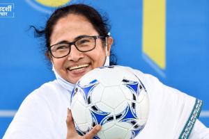 TMC विवाद में EC का नया फैसला: ममता गुट को ‘फुटबॉल खिलाड़ी’, बागी गुट को ‘लिफाफा’; नए नाम भी मिले
