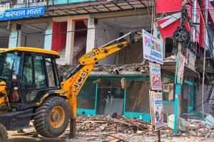 मेरठ सेंट्रल मार्केट में चला बुलडोजर, सुप्रीम कोर्ट के आदेश पर ध्वस्तीकरण; भारी फोर्स तैनात