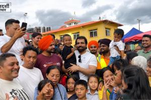 नेपाल बाढ़ पीड़ितों के बीच पहुंचे सोनू सूद, खाना-कंबल बांटकर बोले—उजड़ी जिंदगी फिर बसाएंगे