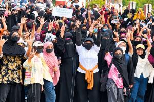 AMU में 17 दिन से छात्रों का धरना, 8 साल से चुनाव नहीं; रात में छात्राओं ने किया प्रदर्शन