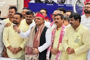बृजभूषण के करीबी भवानी भीख शुक्ला 5 बेटों संग सपा में, गोंडा में क्यों चर्चा में आया यह फैसला?