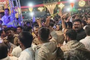 UP Politics: रामलीला मंच बना सियासी अखाड़ा! BJP विधायक और पूर्व विधायक के बेटे के समर्थक भिड़े, पुलिस से भी धक्का-मुक्की