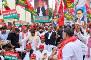 लखनऊ में सपा-कांग्रेस का प्रदर्शन, ज्ञानेश कुमार के इस्तीफे की मांग; पुलिस से नोकझोंक