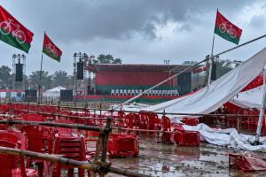 UP चुनाव 2027: अखिलेश यादव की आज वाराणसी में होने वाली बड़ी जनसभा रद्द! बारिश ने बिगाड़ी तैयारी, किसानों की बर्बाद फसलों पर सपा ने उठाया मुद्दा