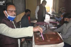 UP MLC Election 2026: वोटिंग के बीच BJP-सपा कार्यकर्ताओं में धक्का-मुक्की! मुजफ्फरनगर से गोरखपुर तक विवाद, पुलिस ने संभाला मोर्चा
