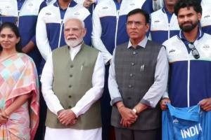 85 मेडल में बेटियों ने जीते 38! PM मोदी से मिले एशियन गेम्स के खिलाड़ी, हॉकी टीम ने दी खास भेंट