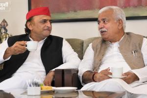 एक तस्वीर, कई सवाल: अखिलेश यादव के साथ दिखे योगी सरकार के मंत्री राकेश सचान, बोले—‘साथ बैठकर चाय-कॉफी पी’