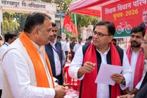 UP MLC Election: योगी के गढ़ में सपा प्रत्याशी के बूथ पर पहुंचे BJP के MLC! लगे अखिलेश यादव के नारे