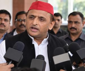 20 करोड़ का रथ? अखिलेश यादव बोले—दो-चार करोड़ कम भी दे दें, घर के बाहर खड़ा कर देंगे